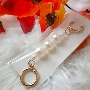 Elegant Pearl and Gold Bag Accessory